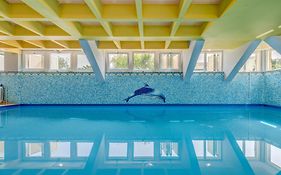 Blue Dolphin Apartment - Private Indoor Pool, Jacuzzi, Garden
