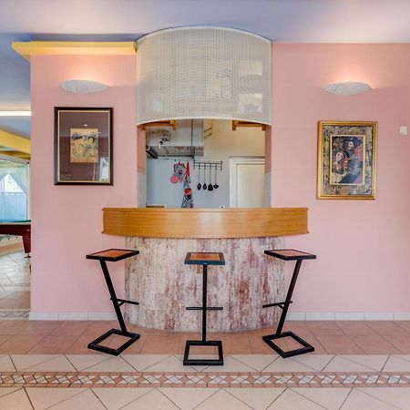 Blue Dolphin Apartment - Private Indoor Pool, Jacuzzi, Garden Split Extérieur photo
