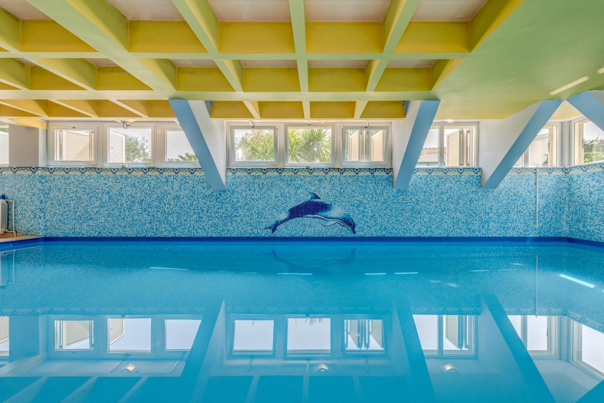 Blue Dolphin Apartment - Private Indoor Pool, Jacuzzi, Garden Split Extérieur photo