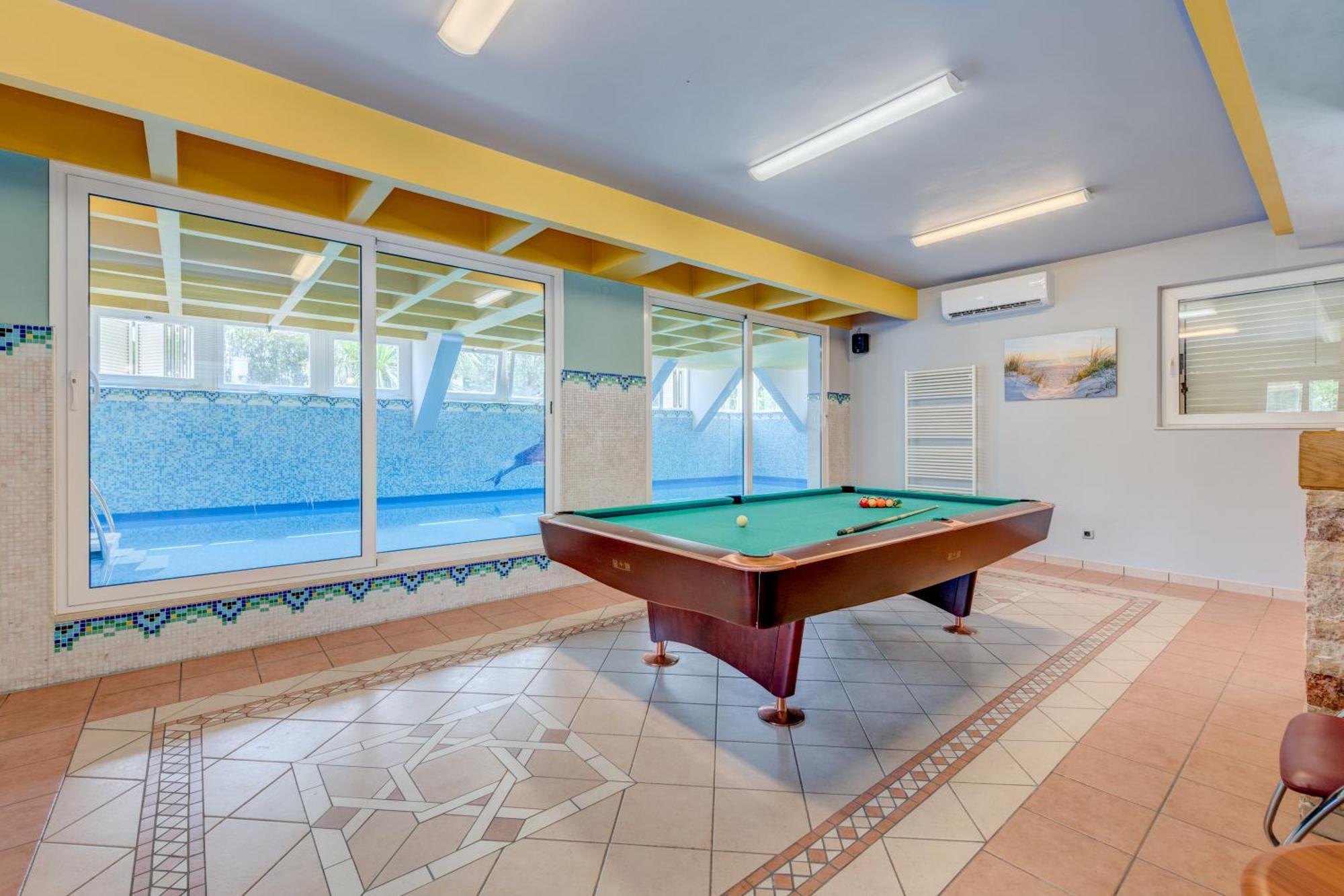 Blue Dolphin Apartment - Private Indoor Pool, Jacuzzi, Garden Split Extérieur photo