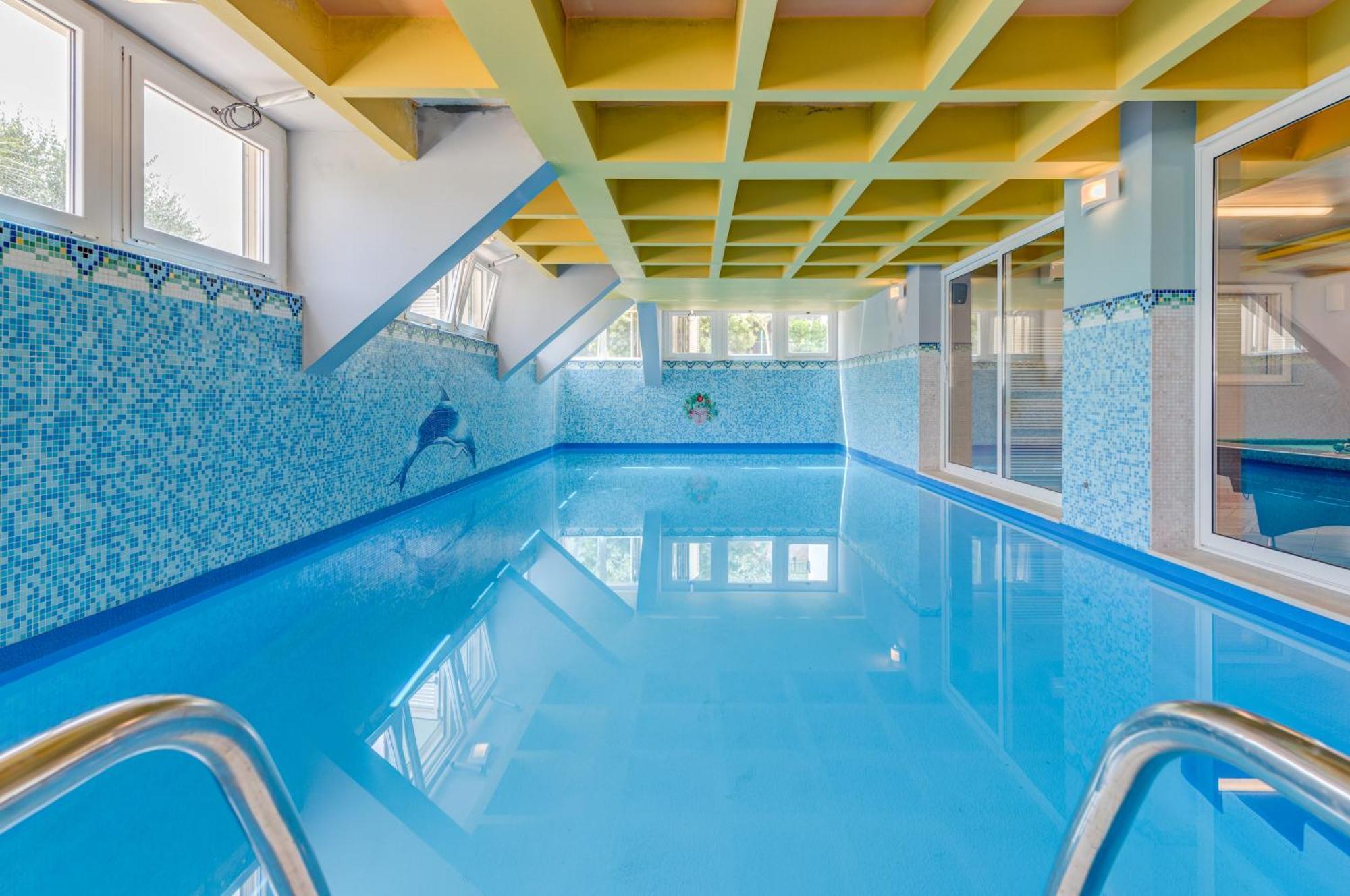 Blue Dolphin Apartment - Private Indoor Pool, Jacuzzi, Garden Split Extérieur photo