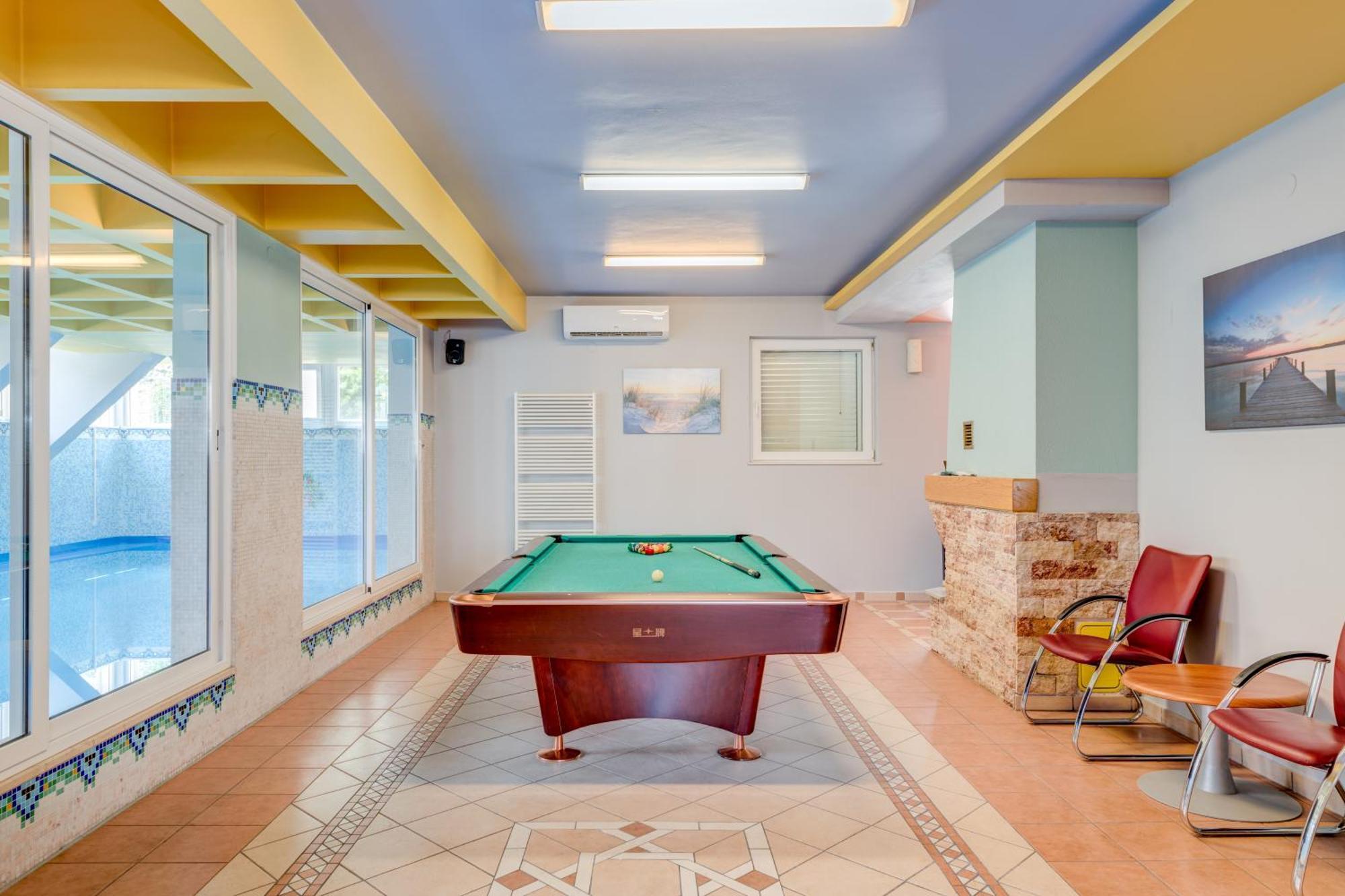 Blue Dolphin Apartment - Private Indoor Pool, Jacuzzi, Garden Split Extérieur photo