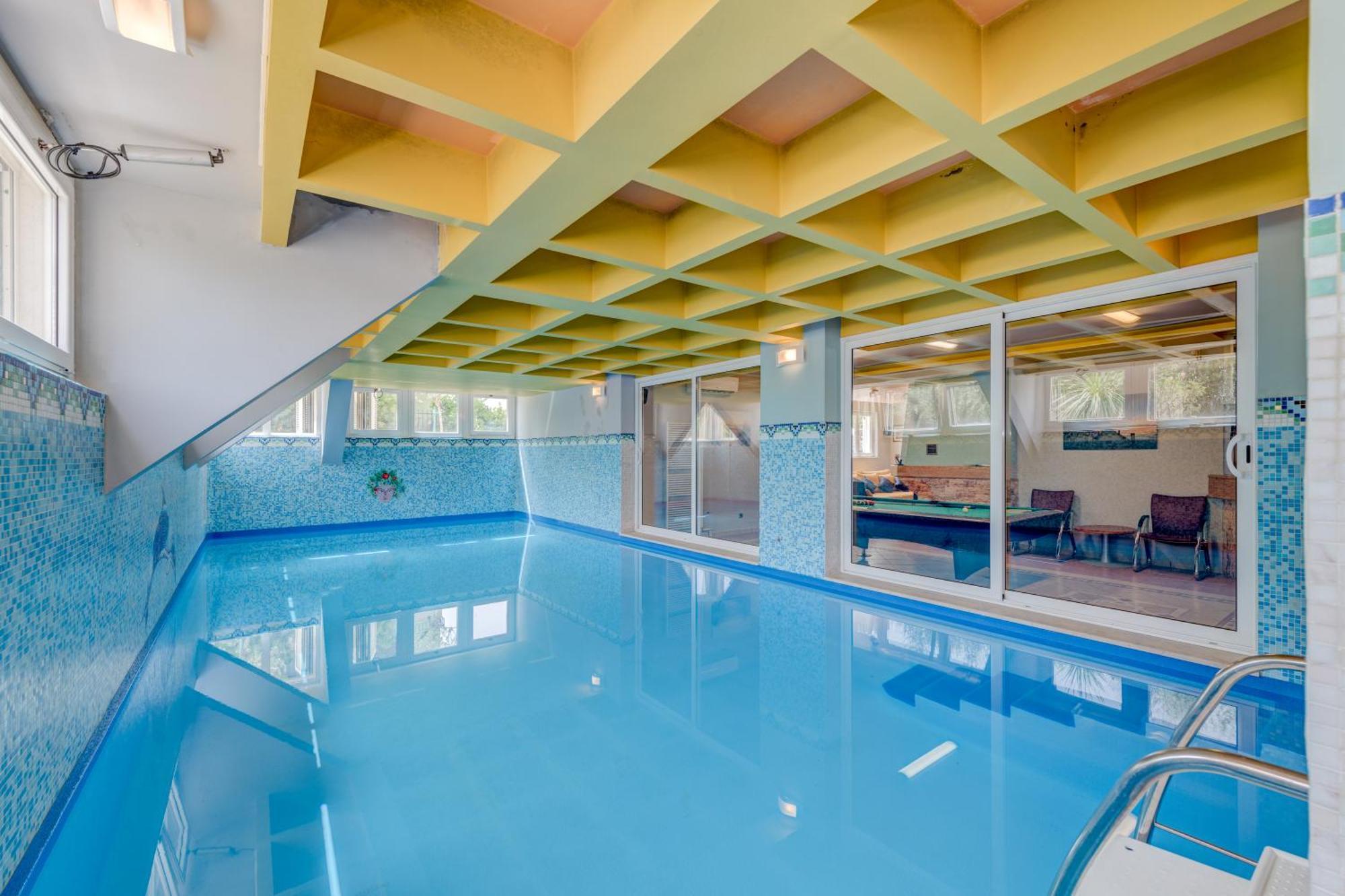 Blue Dolphin Apartment - Private Indoor Pool, Jacuzzi, Garden Split Extérieur photo
