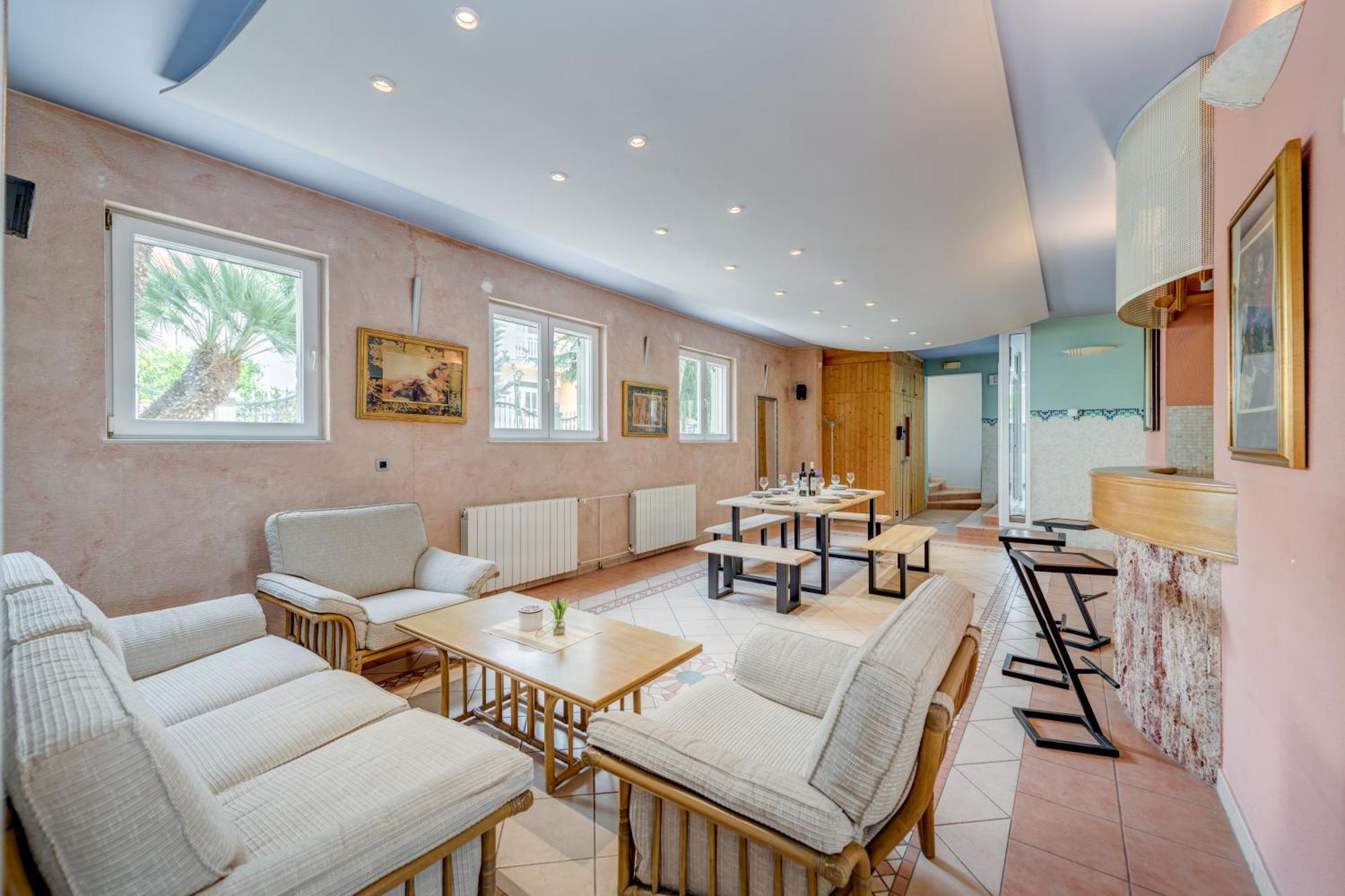 Blue Dolphin Apartment - Private Indoor Pool, Jacuzzi, Garden Split Extérieur photo