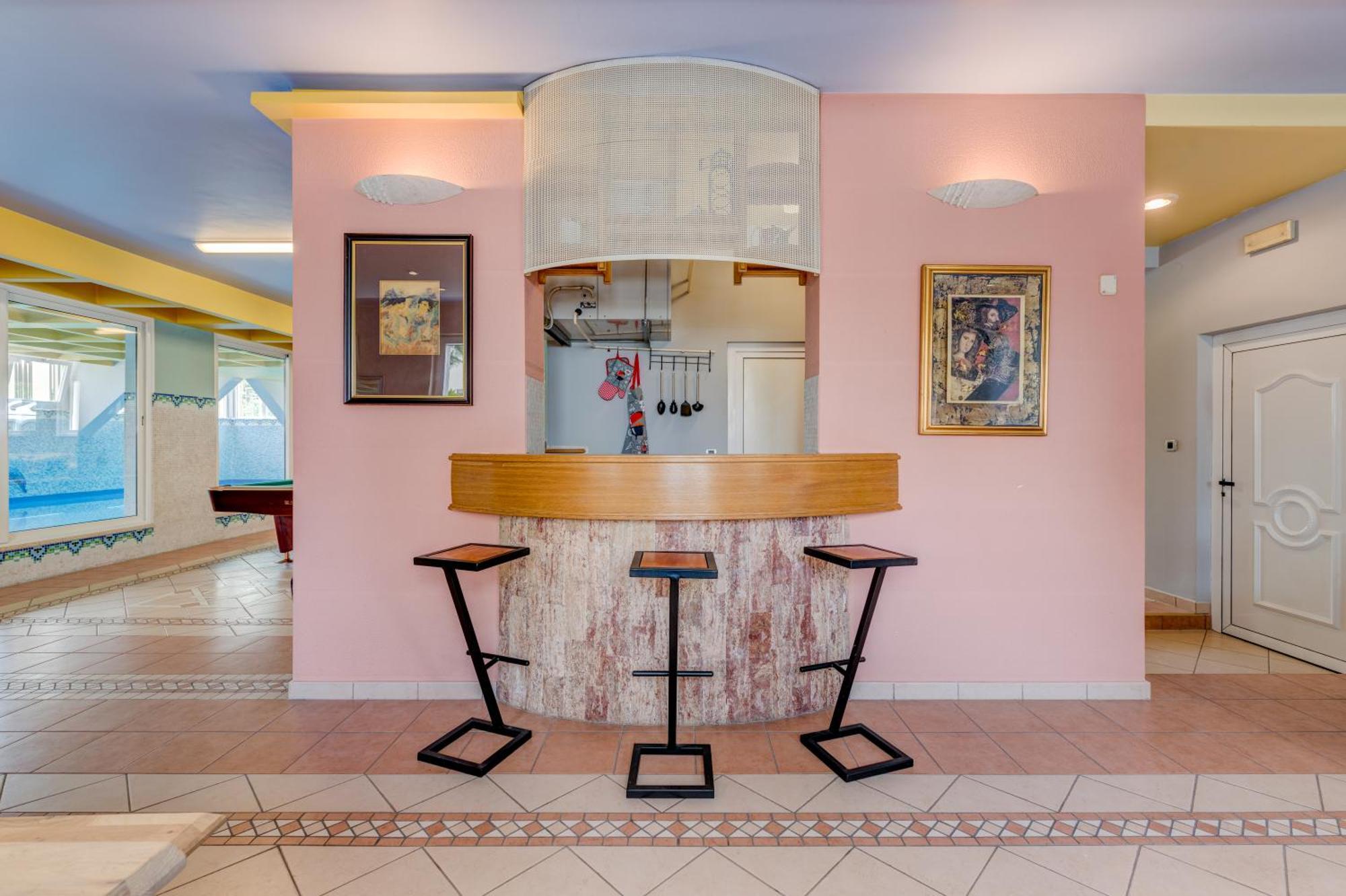 Blue Dolphin Apartment - Private Indoor Pool, Jacuzzi, Garden Split Extérieur photo