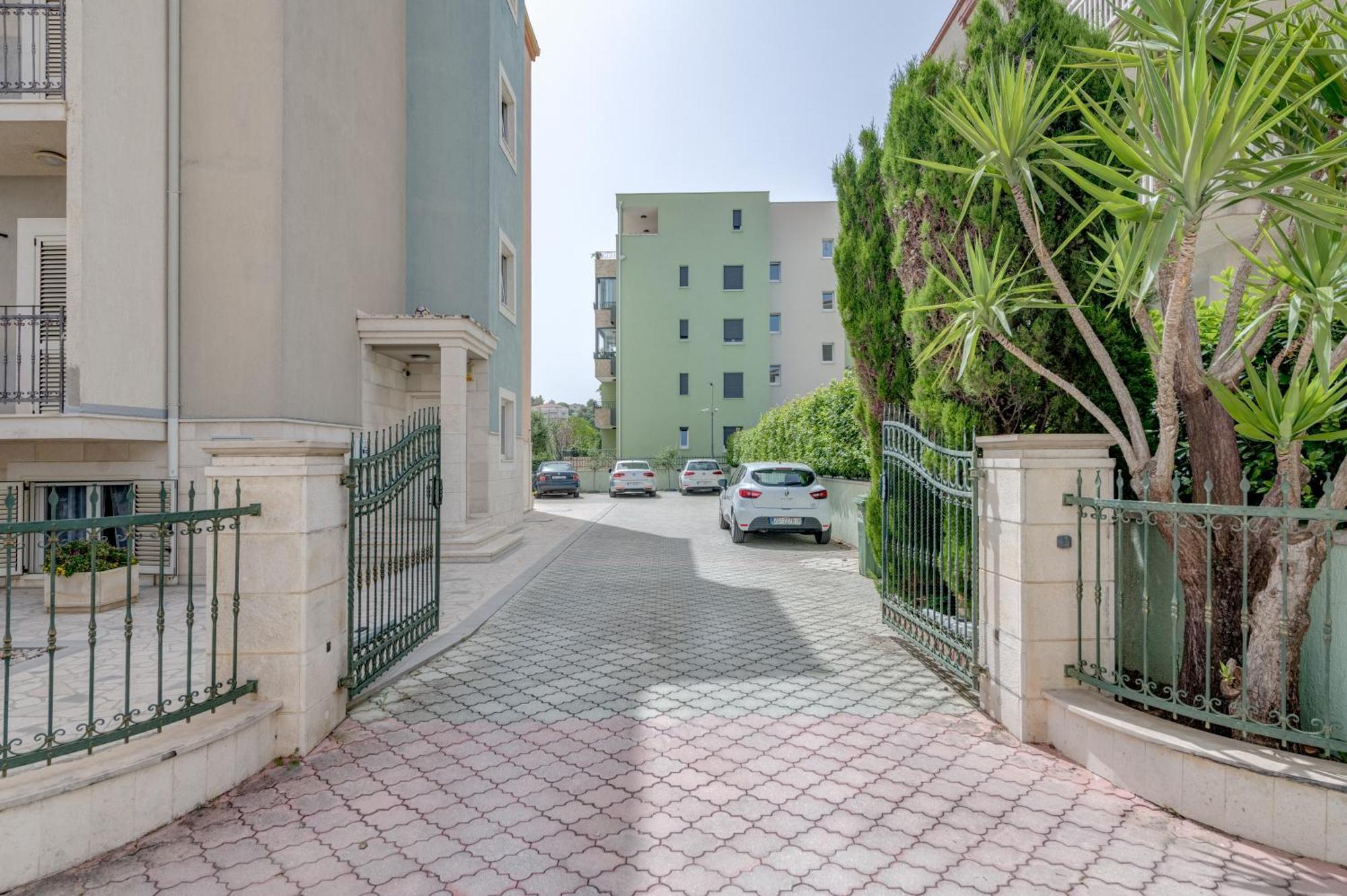 Blue Dolphin Apartment - Private Indoor Pool, Jacuzzi, Garden Split Extérieur photo