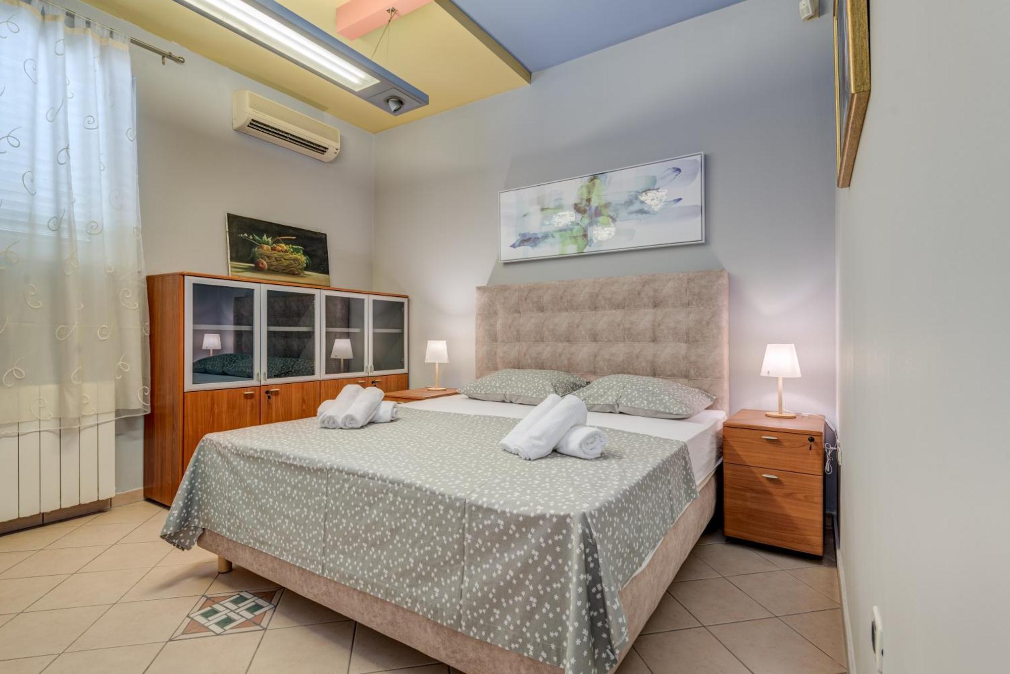 Blue Dolphin Apartment - Private Indoor Pool, Jacuzzi, Garden Split Extérieur photo