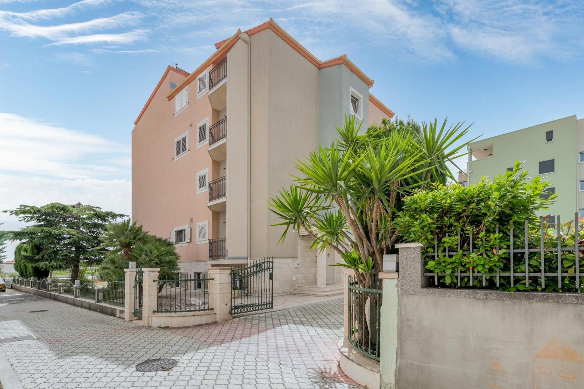 Blue Dolphin Apartment - Private Indoor Pool, Jacuzzi, Garden Split Extérieur photo