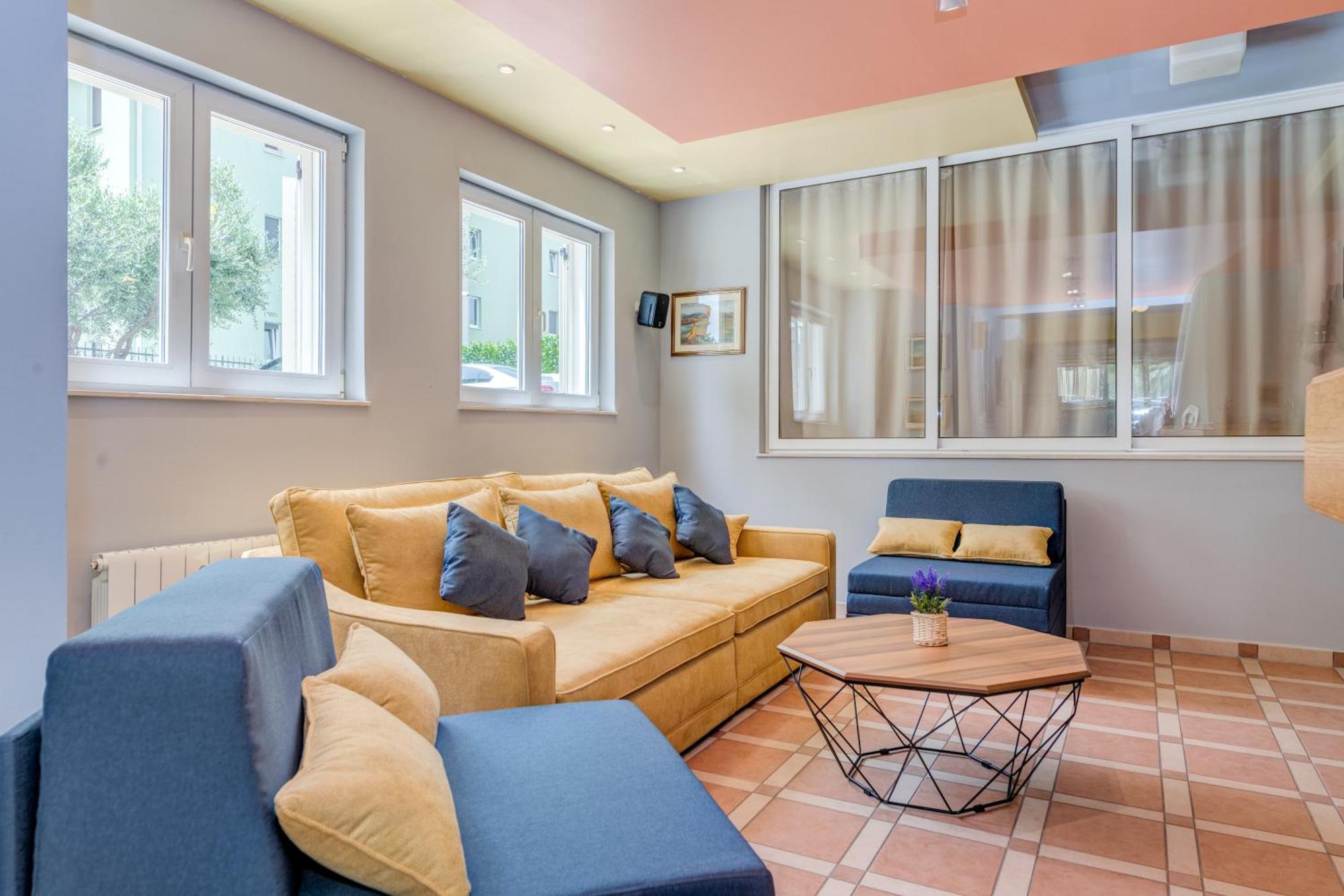 Blue Dolphin Apartment - Private Indoor Pool, Jacuzzi, Garden Split Extérieur photo