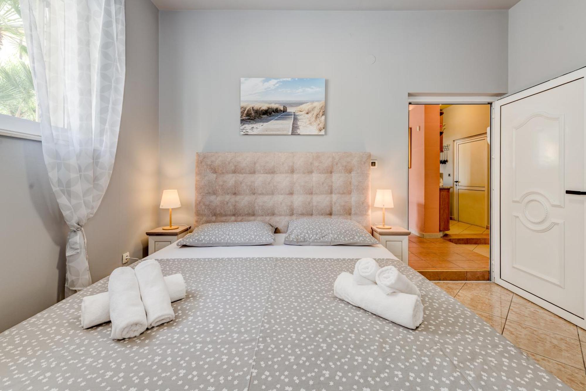 Blue Dolphin Apartment - Private Indoor Pool, Jacuzzi, Garden Split Extérieur photo