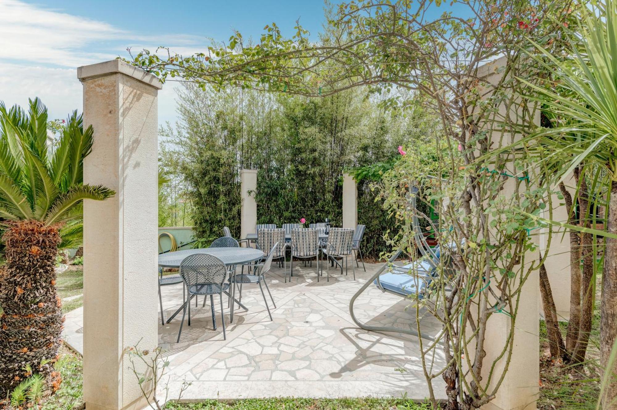 Blue Dolphin Apartment - Private Indoor Pool, Jacuzzi, Garden Split Extérieur photo
