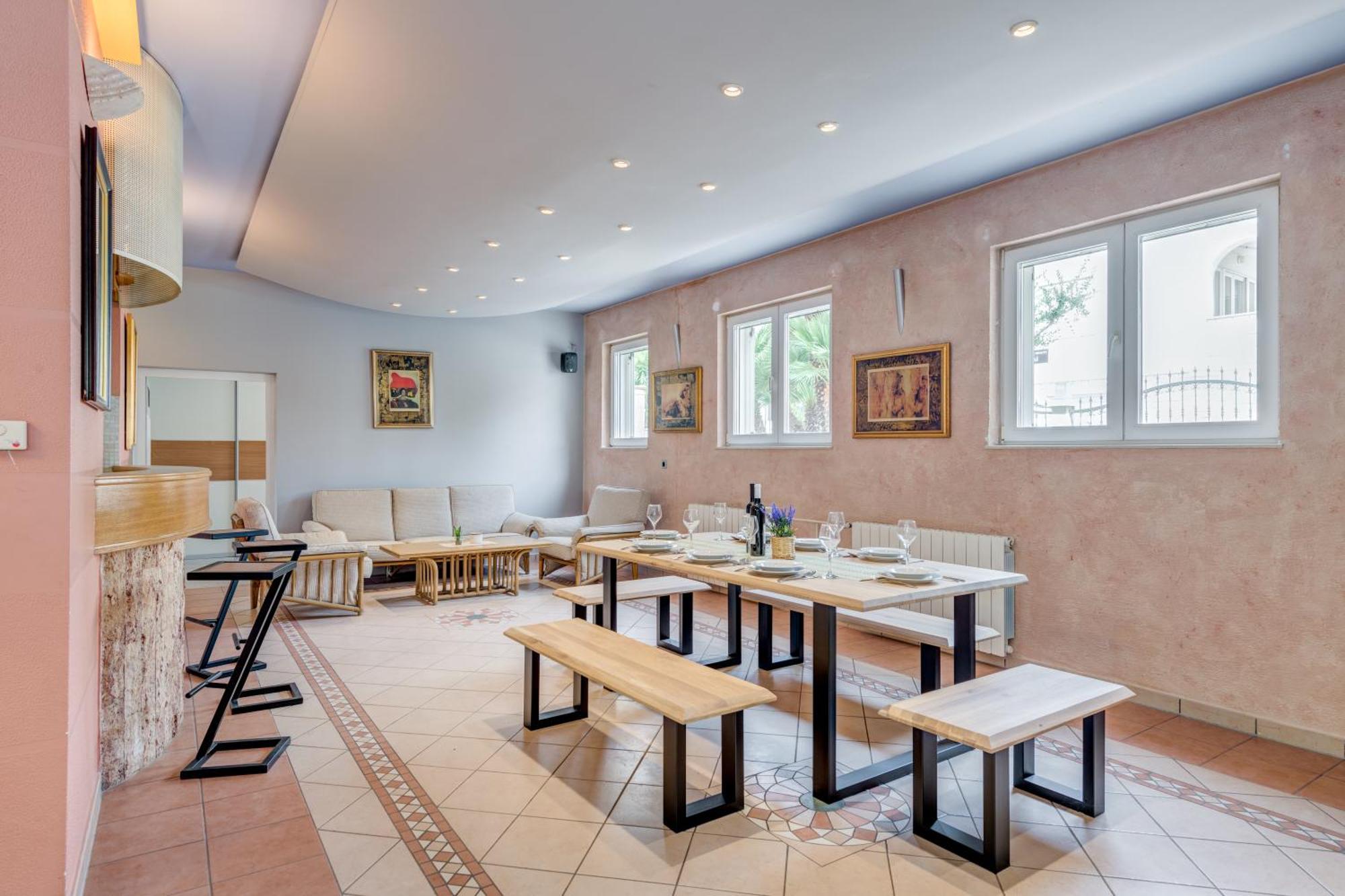 Blue Dolphin Apartment - Private Indoor Pool, Jacuzzi, Garden Split Extérieur photo
