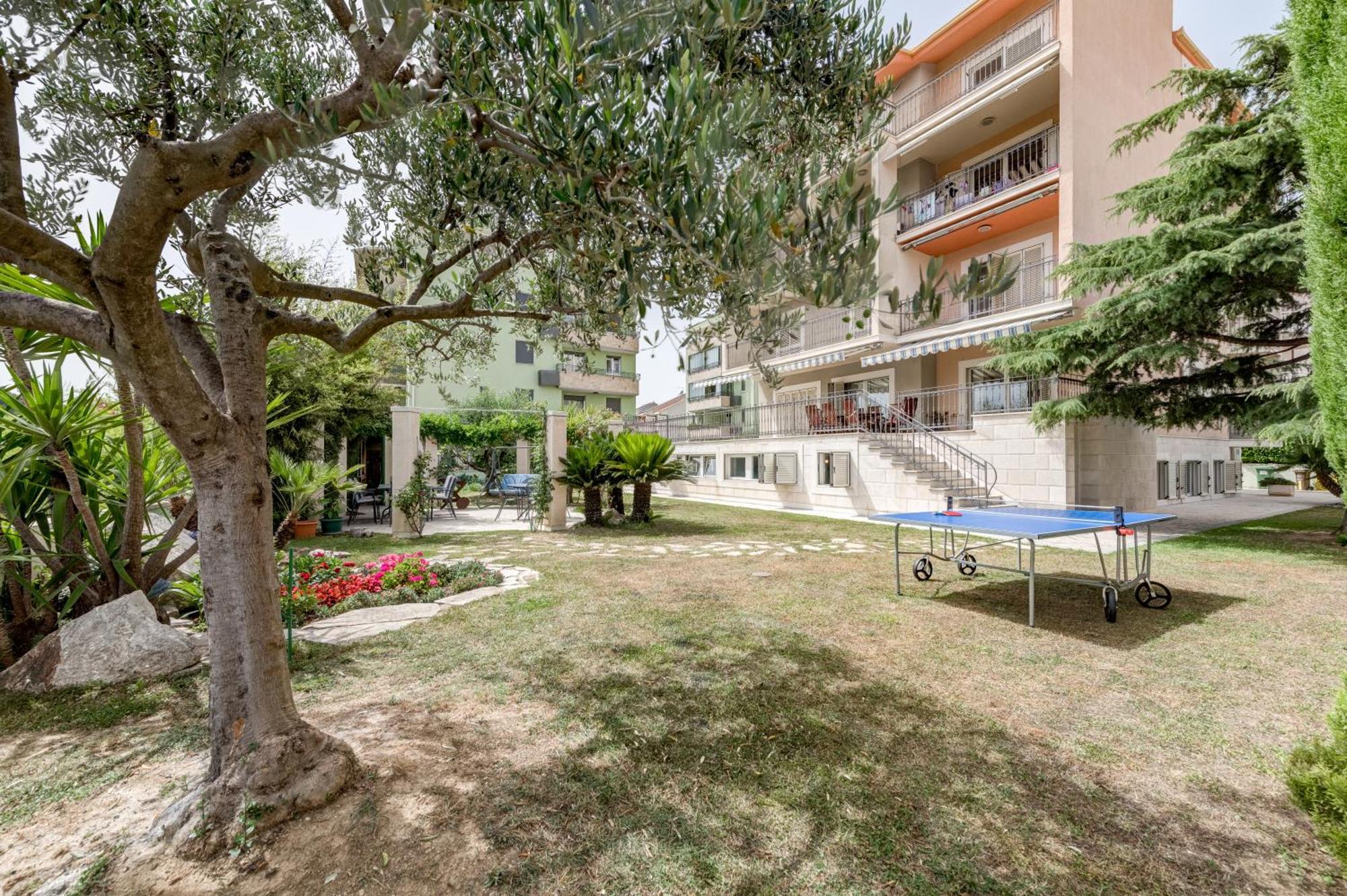 Blue Dolphin Apartment - Private Indoor Pool, Jacuzzi, Garden Split Extérieur photo