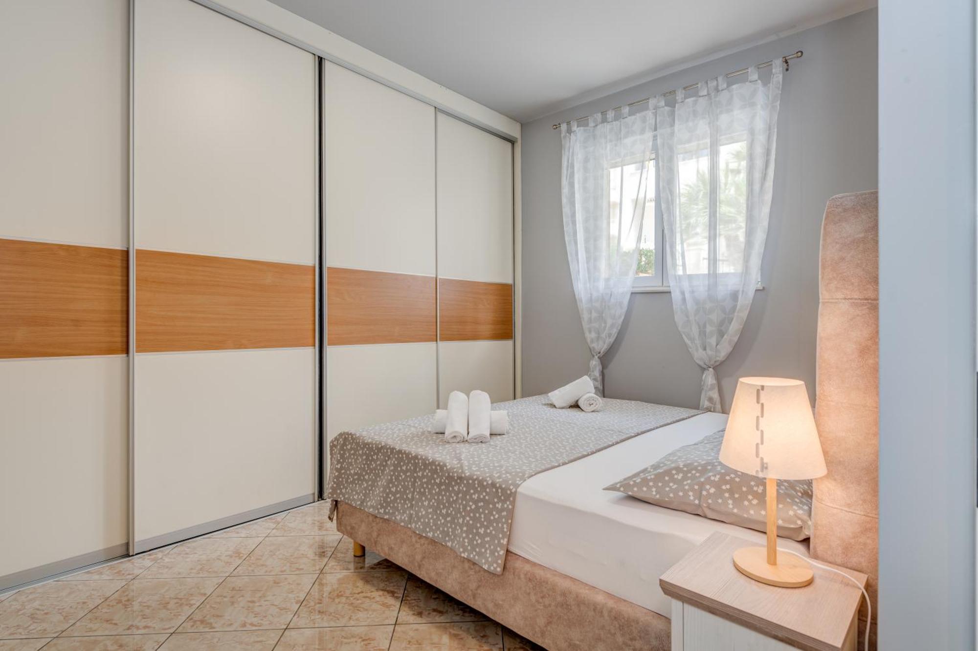 Blue Dolphin Apartment - Private Indoor Pool, Jacuzzi, Garden Split Extérieur photo
