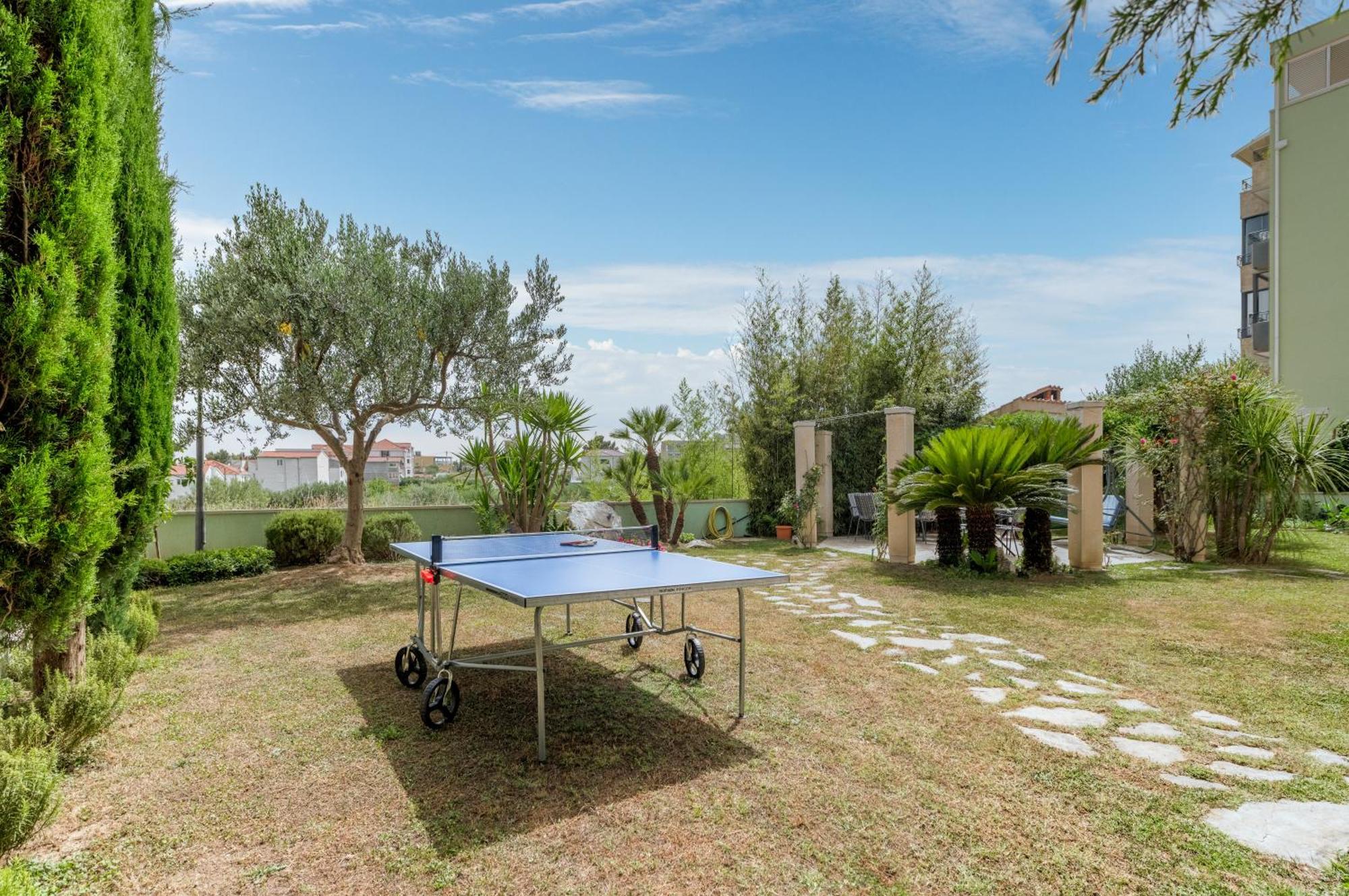 Blue Dolphin Apartment - Private Indoor Pool, Jacuzzi, Garden Split Extérieur photo