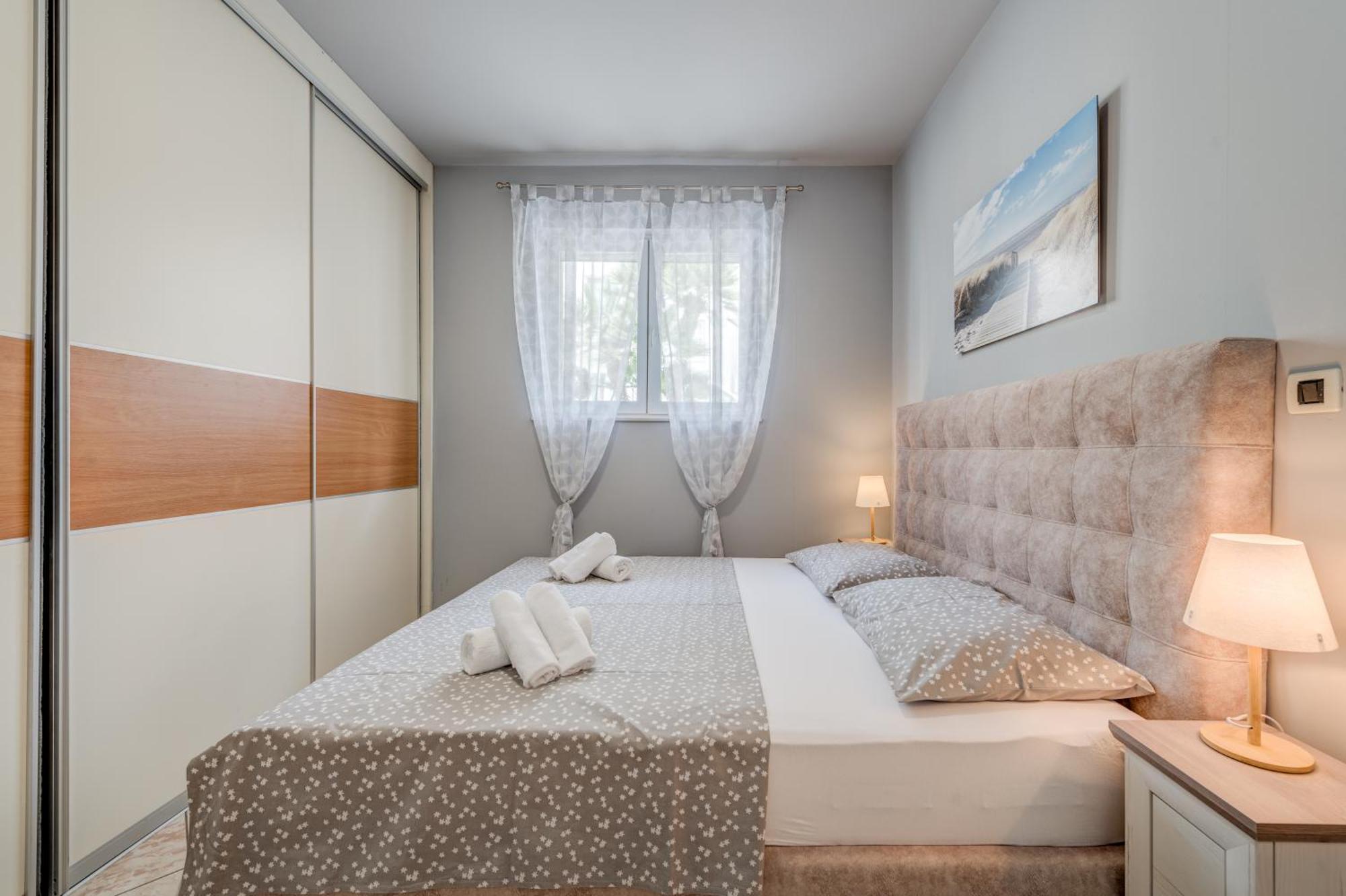 Blue Dolphin Apartment - Private Indoor Pool, Jacuzzi, Garden Split Extérieur photo