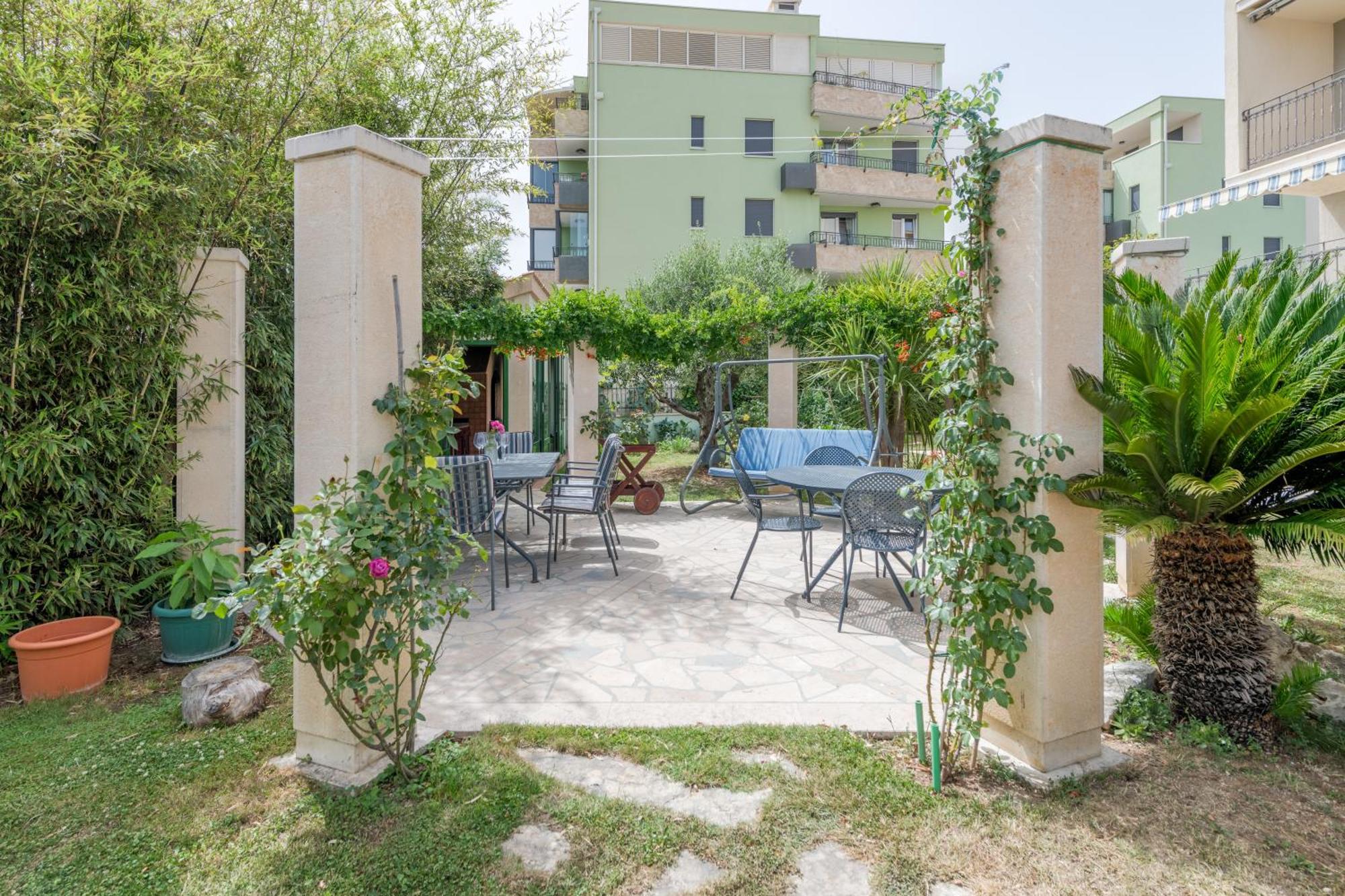Blue Dolphin Apartment - Private Indoor Pool, Jacuzzi, Garden Split Extérieur photo