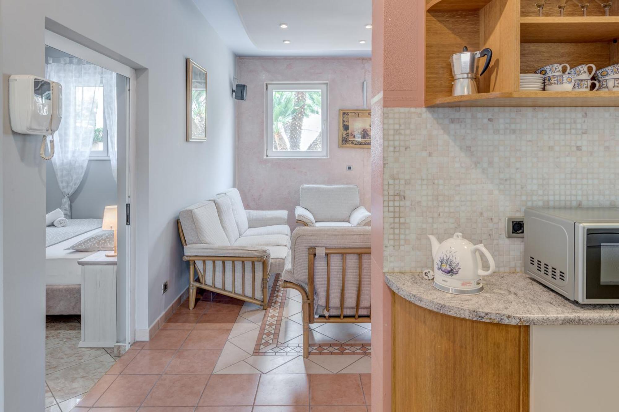 Blue Dolphin Apartment - Private Indoor Pool, Jacuzzi, Garden Split Extérieur photo