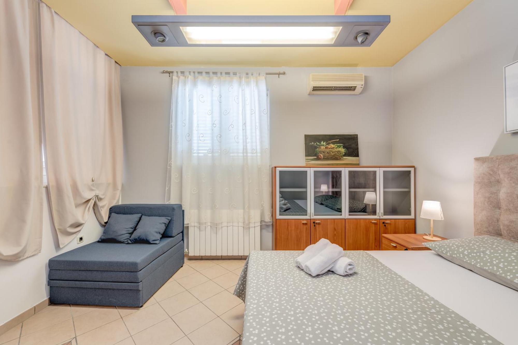 Blue Dolphin Apartment - Private Indoor Pool, Jacuzzi, Garden Split Extérieur photo