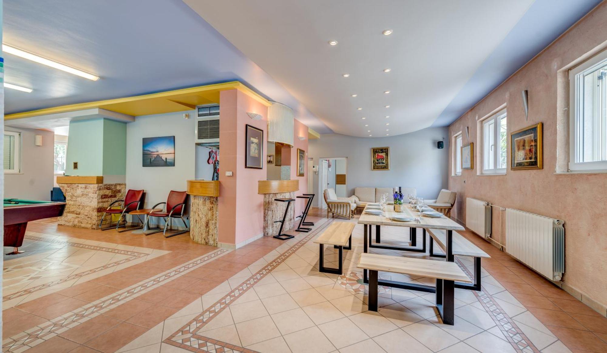 Blue Dolphin Apartment - Private Indoor Pool, Jacuzzi, Garden Split Extérieur photo