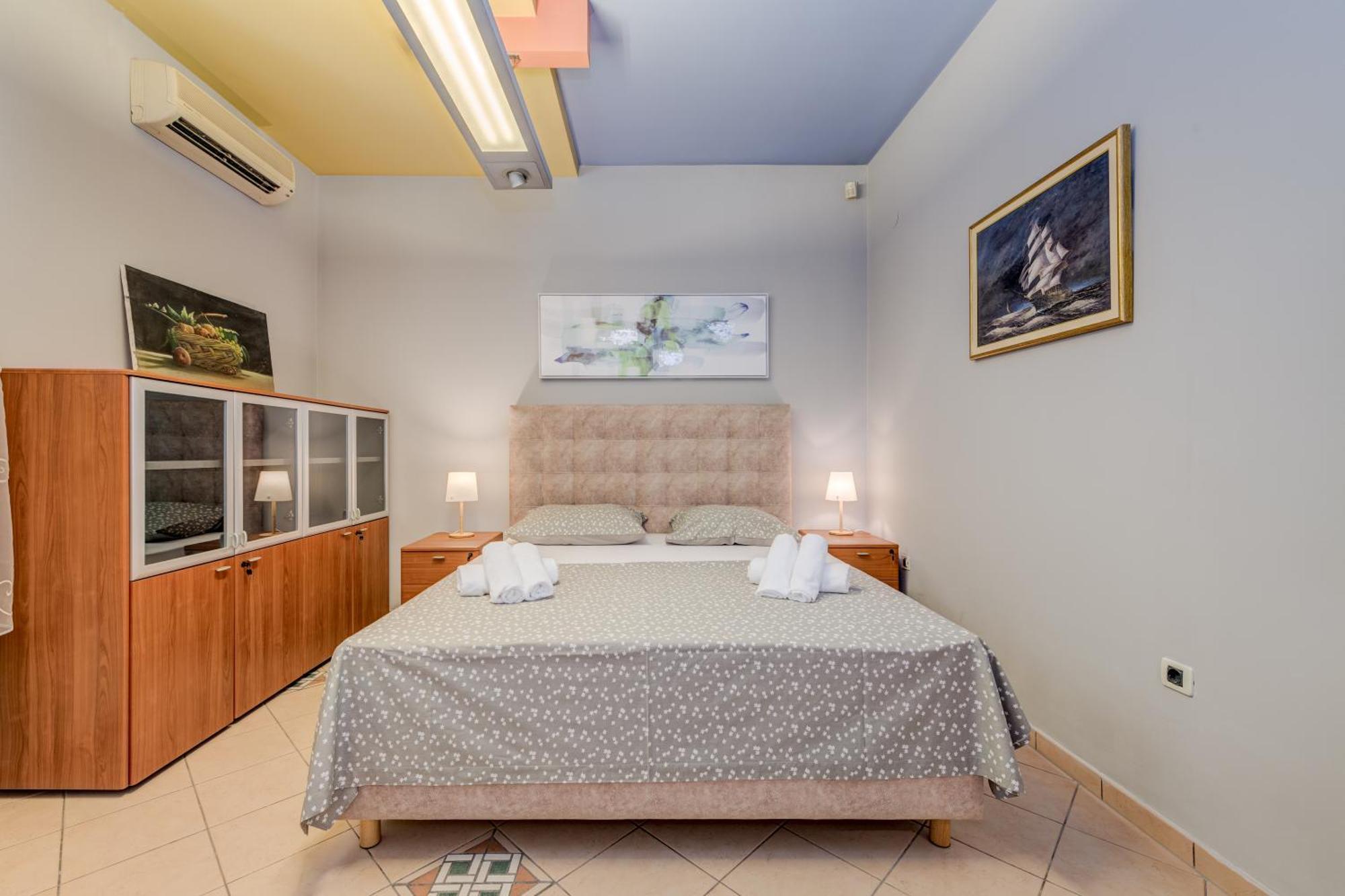 Blue Dolphin Apartment - Private Indoor Pool, Jacuzzi, Garden Split Extérieur photo