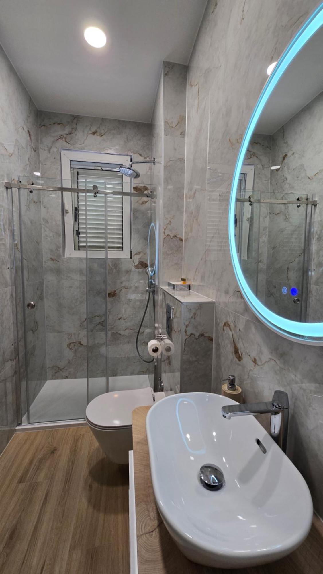 Blue Dolphin Apartment - Private Indoor Pool, Jacuzzi, Garden Split Extérieur photo