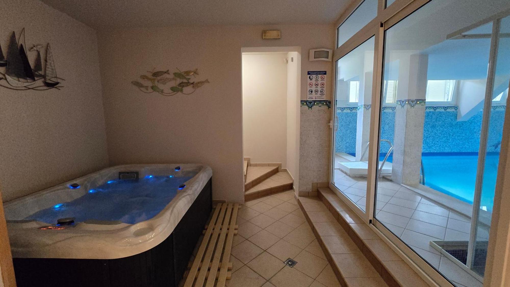 Blue Dolphin Apartment - Private Indoor Pool, Jacuzzi, Garden Split Extérieur photo